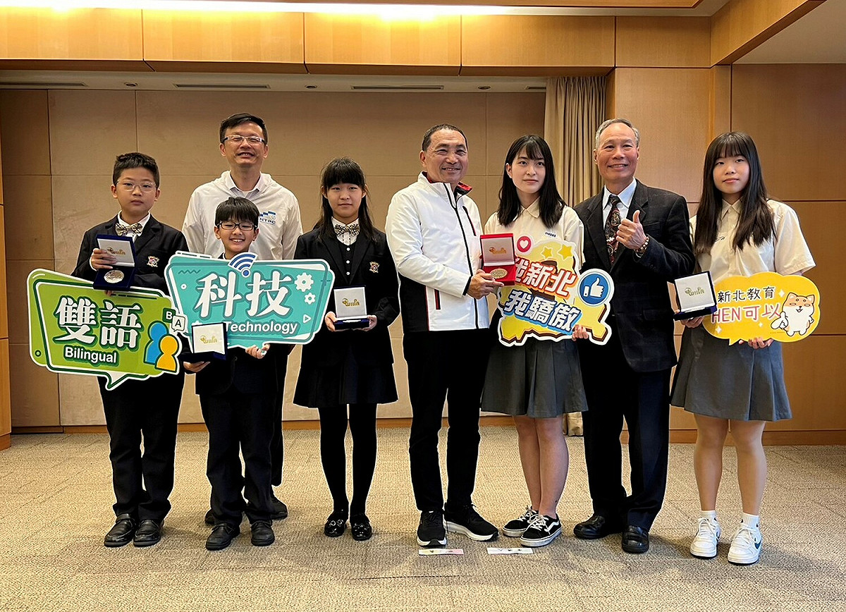 新北市學子於2022年第九屆「高雄國際發明暨設計展」獲得1金及2銀的優異成績，林口高中學生佐藤仁美（右3）、王心怡（右1）及康橋國小林禹同（左2）、張任鈞（左1）及梁爾珊（左3）於市政會議獻獎。 圖：新北市教育局提供