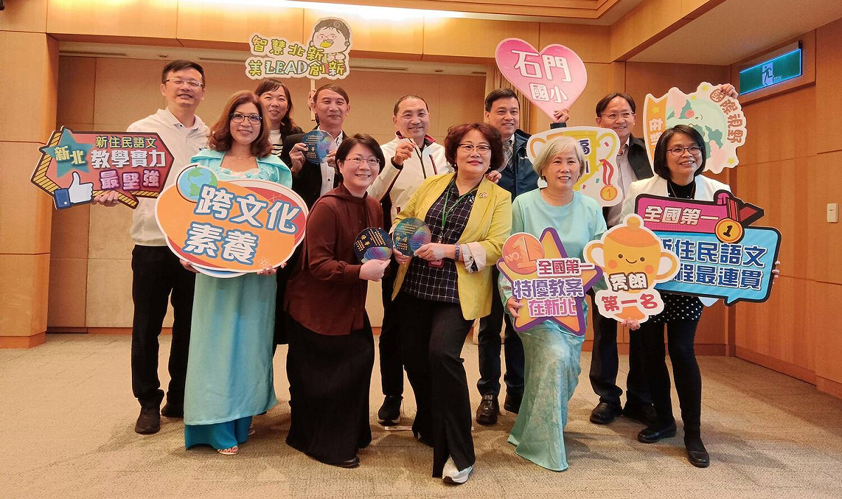 新北市多元文化推行成果再傳捷報，獲全國多元文化優良教案雙項特優，於市政會議獻獎給侯友宜（後排右3）。 圖：新北市教育局提供