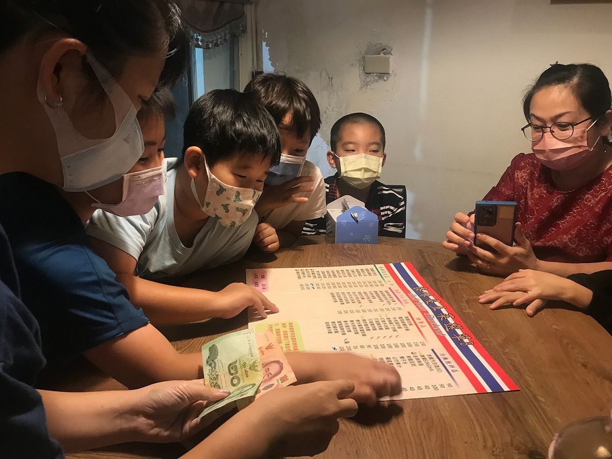 石門國小學生體驗蟲蟲餐。 圖：新北市教育局提供