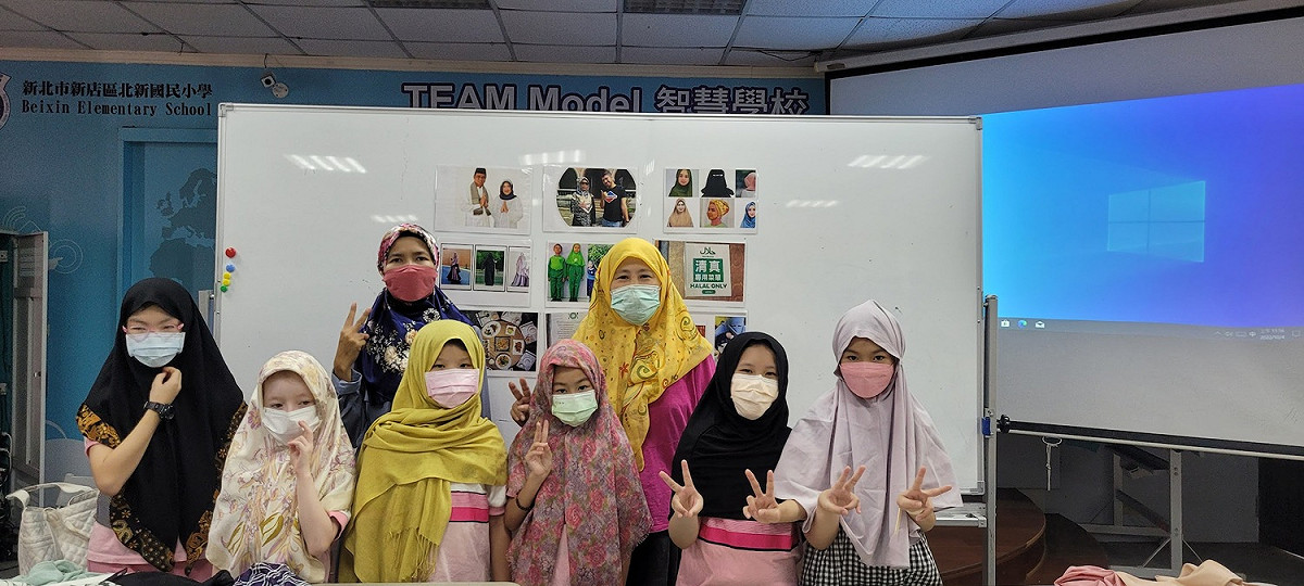 秀朗國小學生體驗穆斯林文化穿著禮儀。 圖：新北市教育局提供