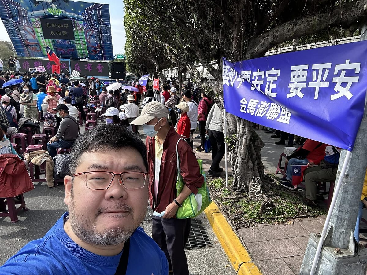 網紅四叉貓(劉宇)曝去年8月時他PO文提醒民眾黨前立委蔡壁如於同年8月推薦的《戰爭是殘忍的。愛與和平》一書作者即是鄭明析，當時沒人理他，今文章遭下架。 圖：翻攝自劉宇(四叉貓)臉書專頁