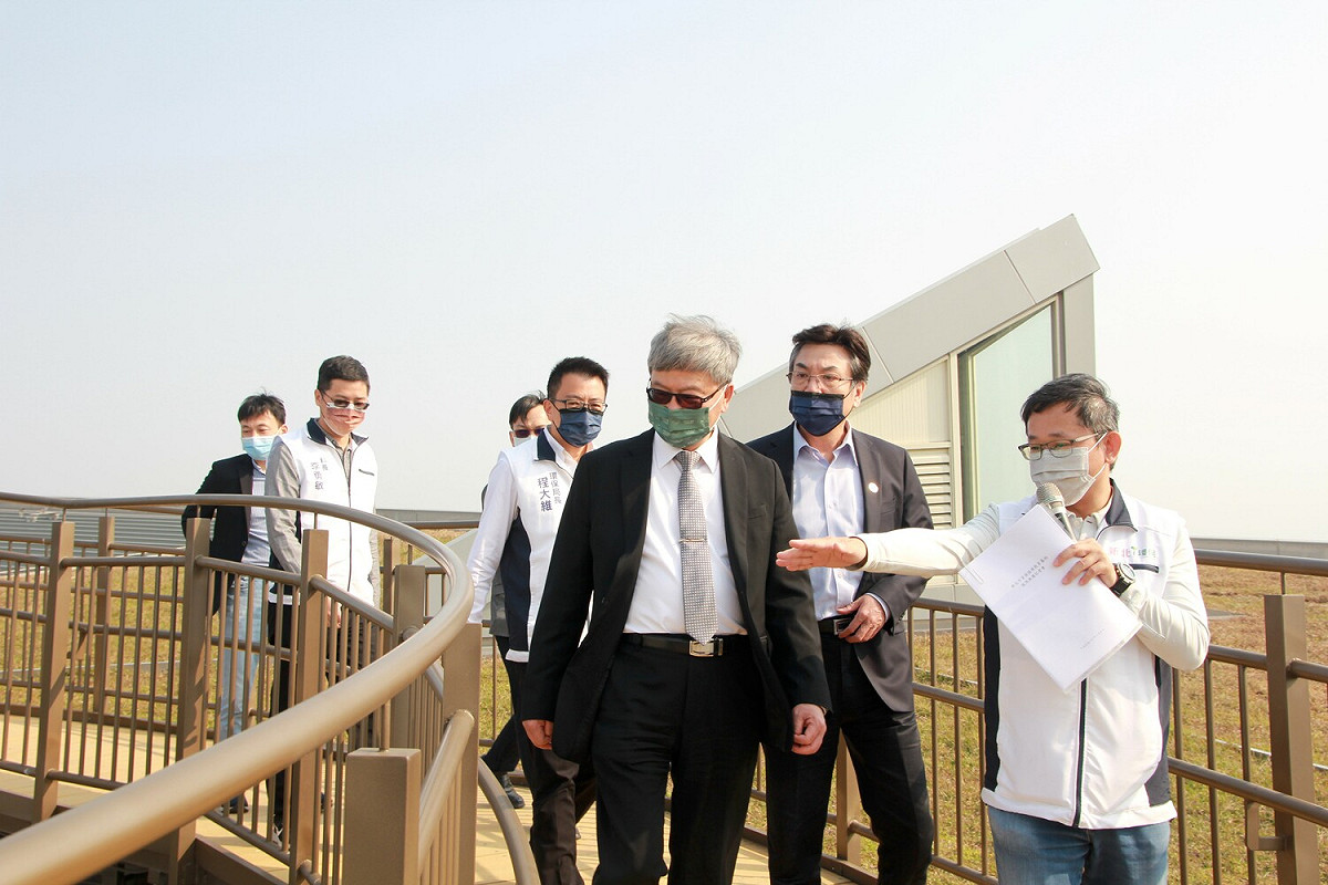 視察基地三樓屋頂觀景平台。 圖：新北市環保局提供