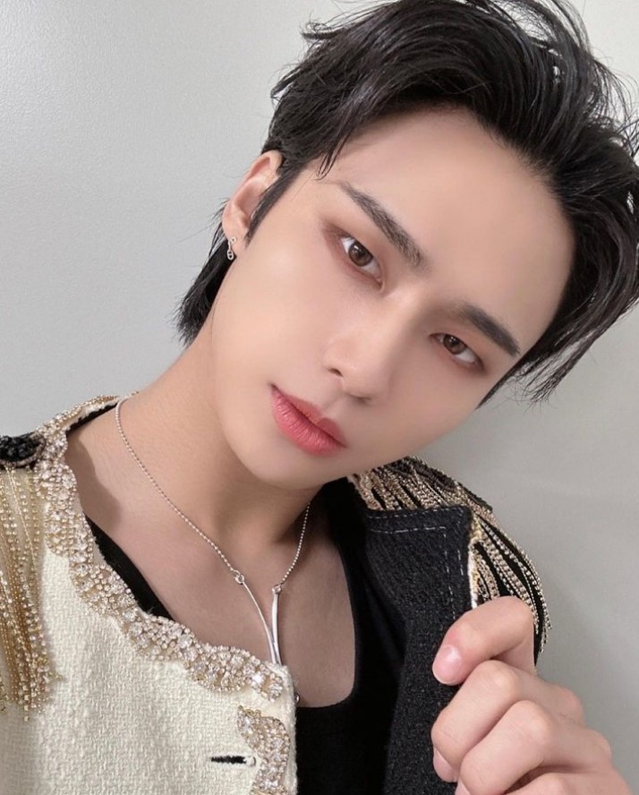 韓國男團DKZ的23歲成員李庚潤被爆出他的父母信奉攝理教引起熱議。 圖：翻攝自dkz_dy IG