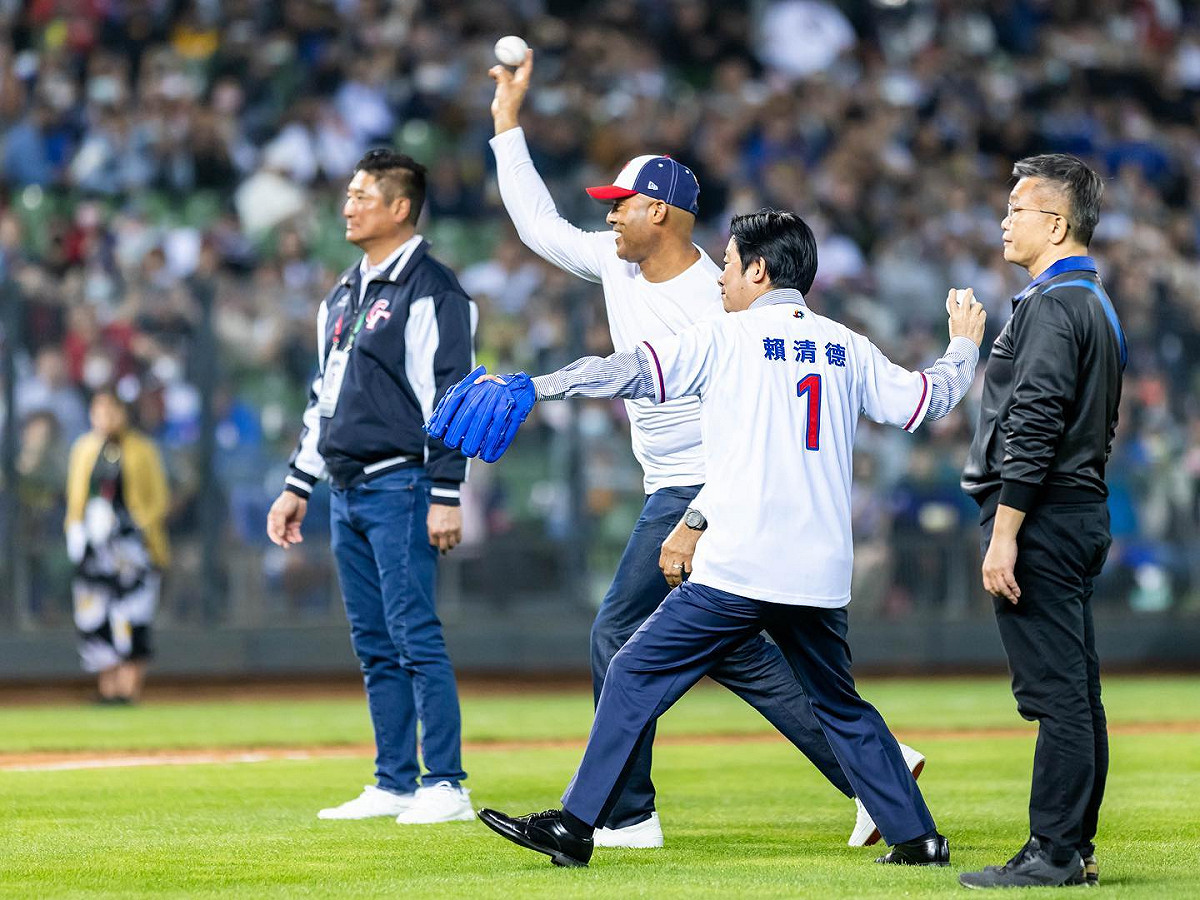 副總統賴清德與美職名人堂傳奇球星李維拉(Mariano Rivera)擔任世界棒球經典賽開球嘉賓。中華職棒會長蔡其昌和棒協理事長辜仲諒也到場觀禮。 圖：翻攝悍創運動行銷臉書