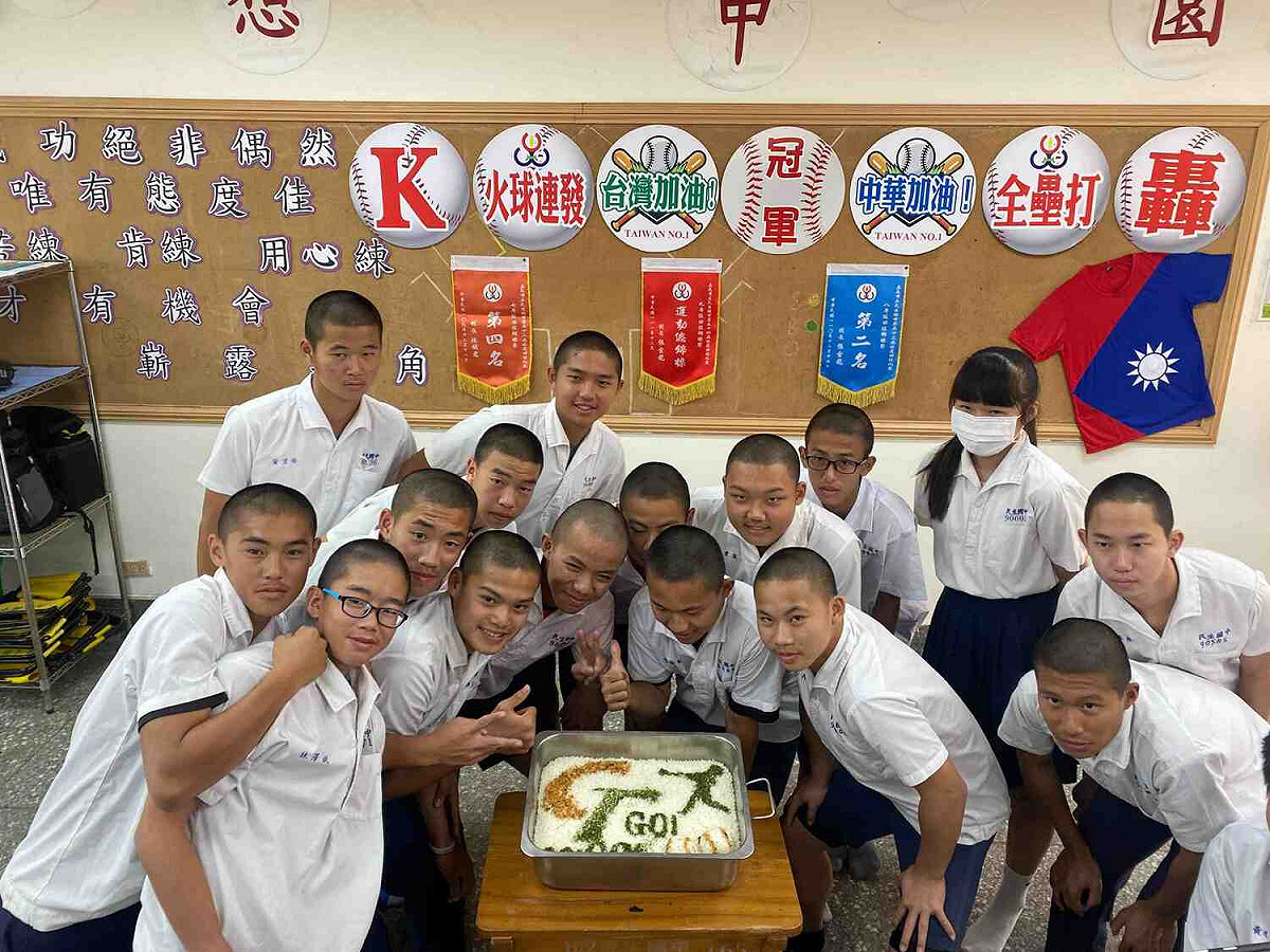 嘉義市民生國中的「中華隊加油」營養午餐。 圖：嘉義市政府/提供