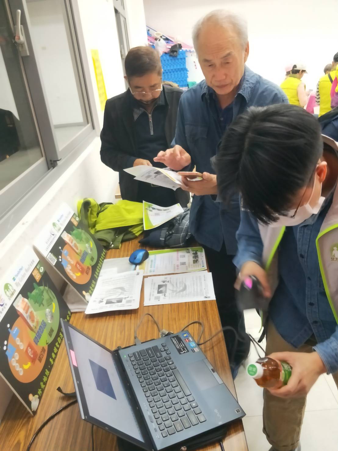 「龍恩里里民淨零生活競賽」只要透過消費負碳商品得到碳權，就可以在便利商店折抵現金。 圖：新北市議員林金結提供