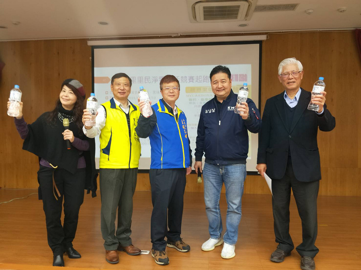 台北大學教授李堅明（右起）、新北市議員林金結、三峽區長施玉祥、龍恩里長黃家賢、新北市環境永續發展協會副理事長林富子共同宣佈「龍恩里里民淨零生活競賽」起跑。 圖：新北市議員林金結提供