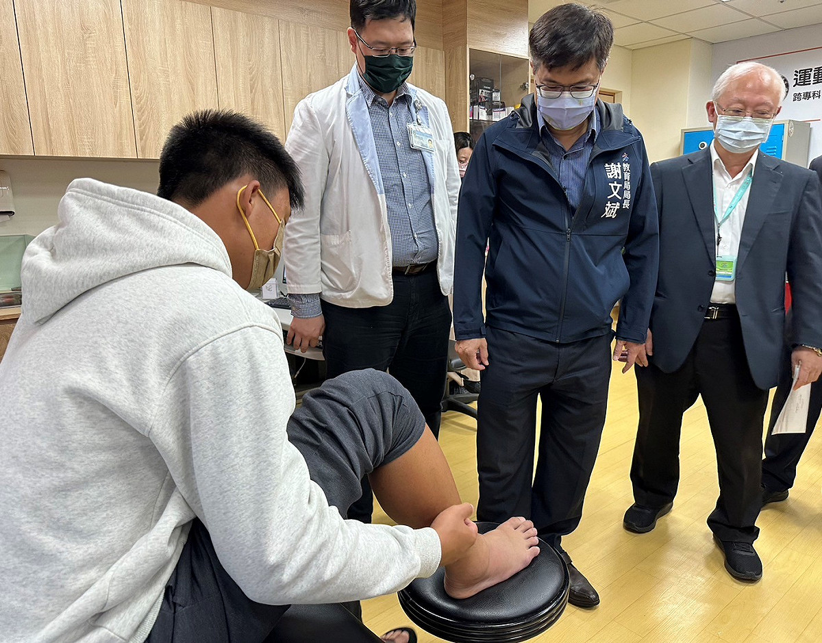 謝文斌(右二)、黃志中(右一)探望受傷的張姓學生。 圖：高雄市教育局/提供