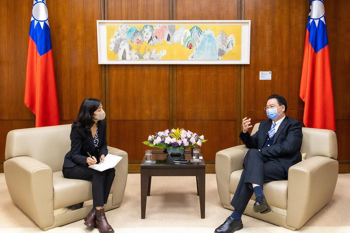 外交部長吳釗燮接受「經濟學人」駐台記者Alice Su專訪 。 圖：外交部提供