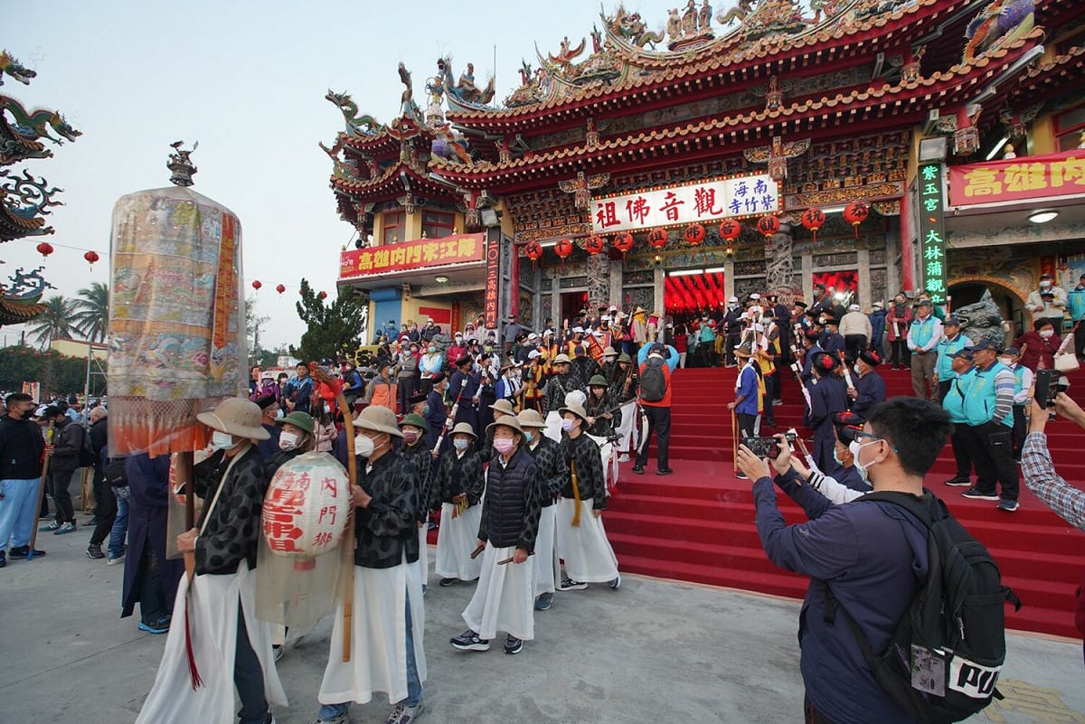 早上7點由丁頭恭請觀音佛祖起駕遶境。 圖：高雄市觀光局/提供