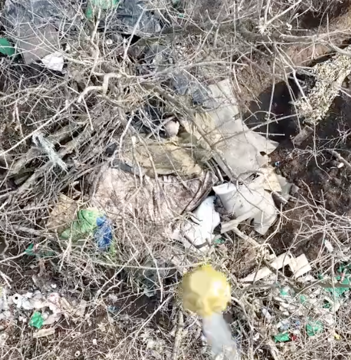 烏軍發現落單烏軍躲藏於樹林中，隨即投彈轟炸。 圖：翻攝推特