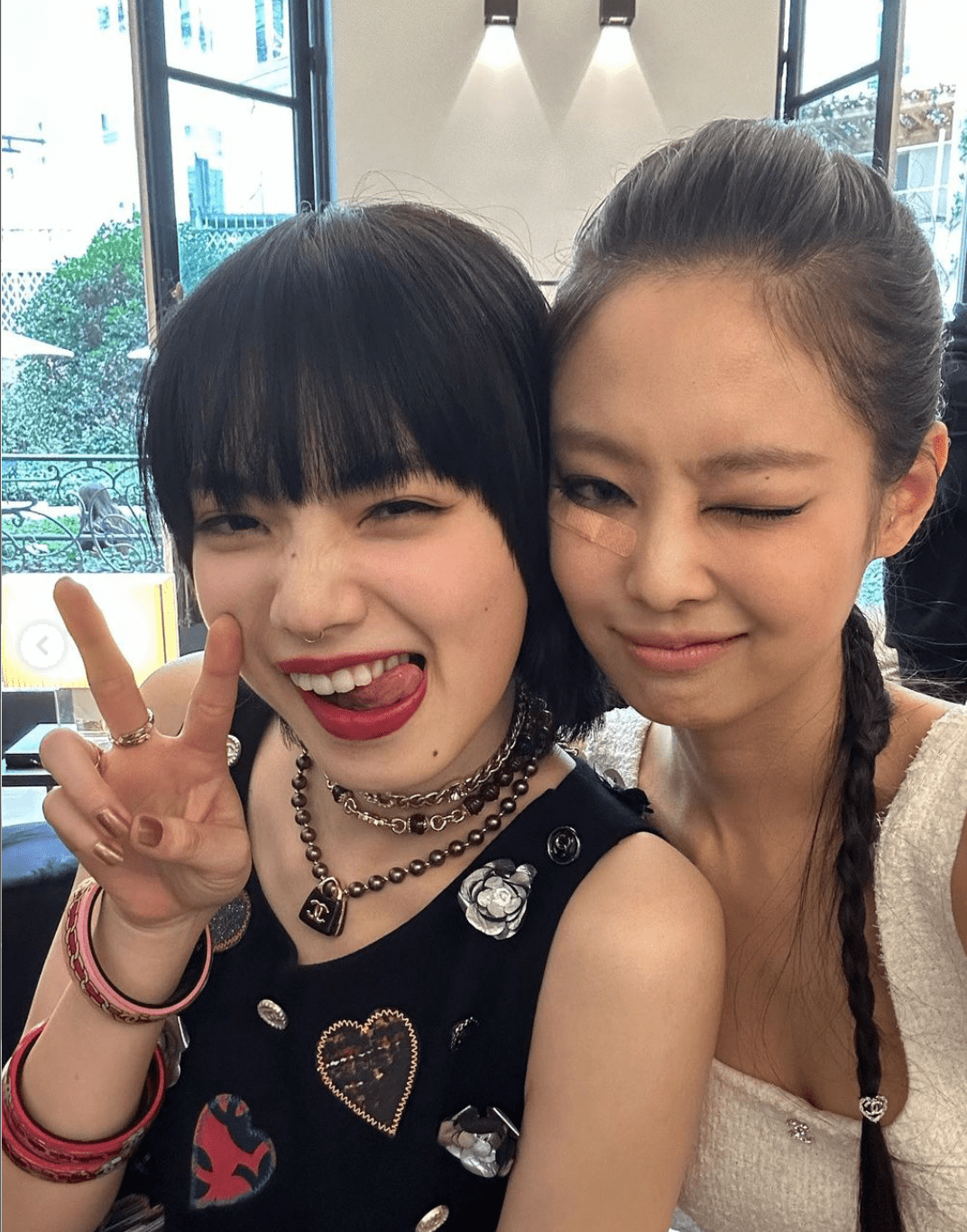 昨（8）日Jennie在自己的社群平台上曬出了和小松菜奈的貼臉合照。 圖：翻攝自IG＠jennierubyjane