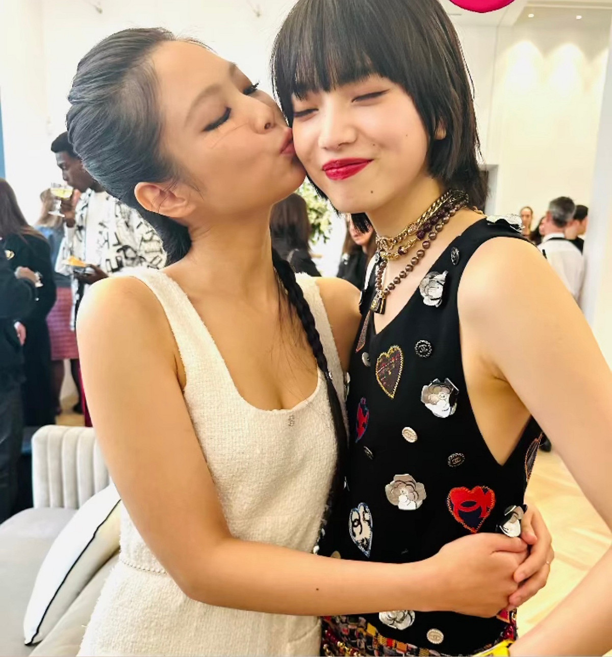 網路上更是流傳Jennie親吻小松臉頰的活動照片，看起來交情很好。 圖：翻攝自微博