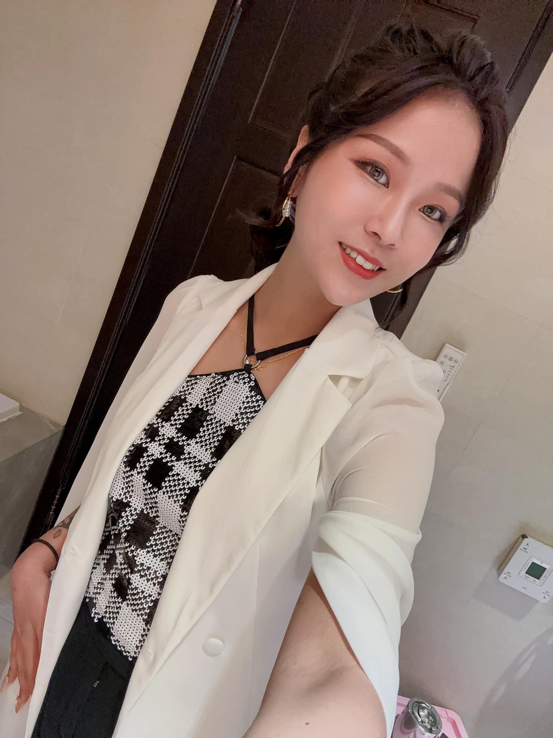 李明珊離婚後另行開了一個新粉絲專頁《樓頂揪樓下》。 圖：取自樓頂揪樓下臉書