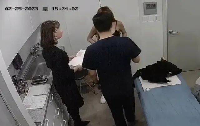 診所病患諮詢以及裸身體檢的影片全數外洩，包括藝人在內超過30人受害。 圖：翻攝自搜狐網