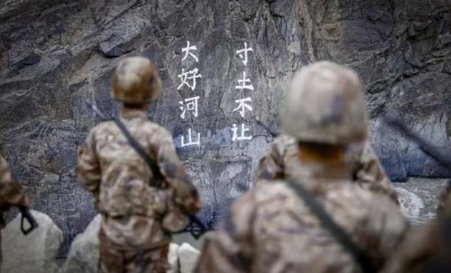 解放軍在中印邊界上刻上「寸土不讓」的刻字。 圖 : 翻攝自騰訊新聞