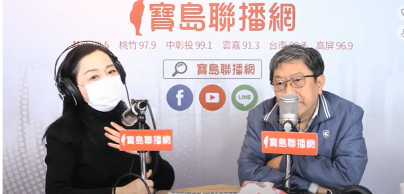 名嘴周玉蔻今以詹長權發文詢問台大醫生李秉穎，針對台灣新冠肺炎死亡人數飆高與是否能強制民眾打疫苗的看法，李秉穎表示強制打疫苗不可能。 圖：翻攝自新聞放鞭炮 直播畫面