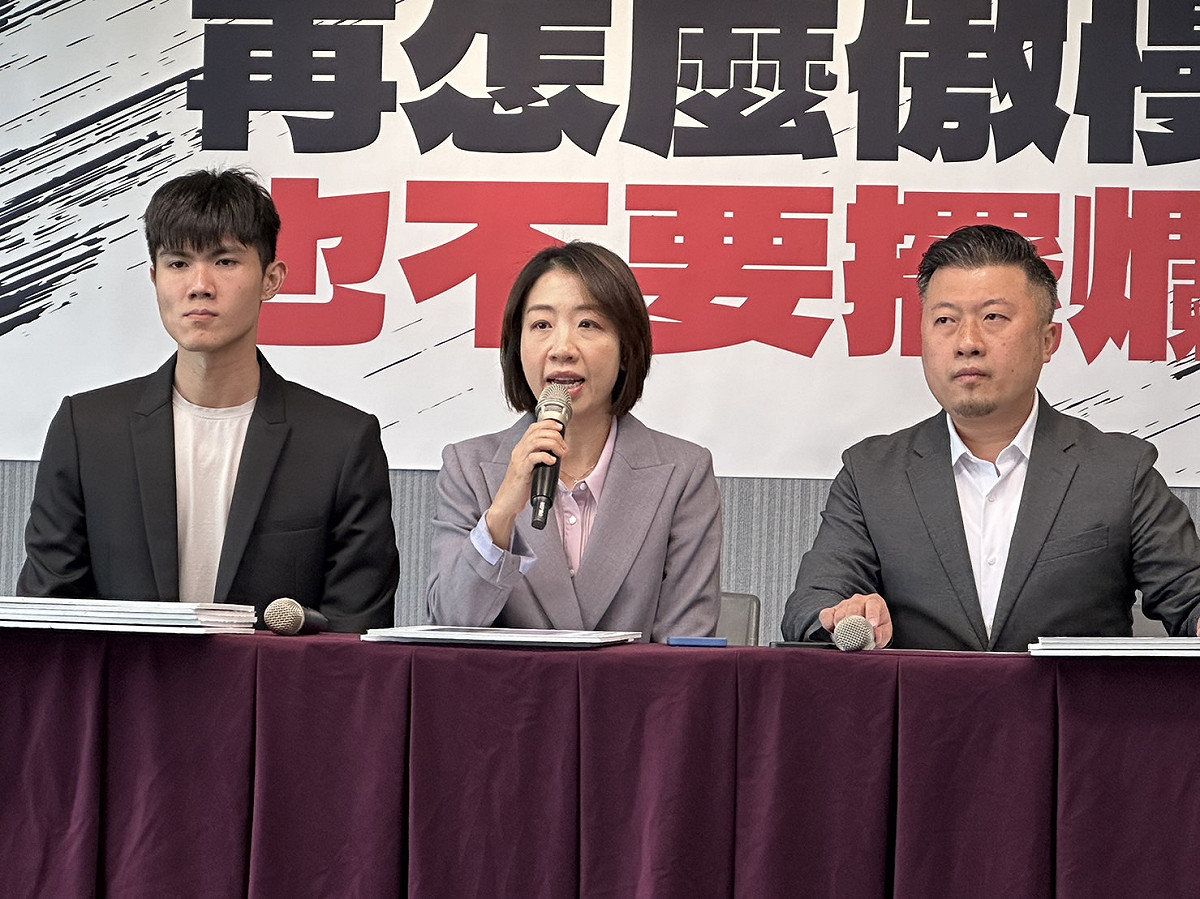 一年一度的全中運目前正在舉辦資格賽，但主辦的新竹縣政府卻因網球比賽場地問題造成選手受傷，民進黨新聞部兼發言人張志豪（右）今（9）日偕新竹縣議員歐陽霆（左）、前新竹市議員李姸慧（中）召開記者會。 圖：民進黨提供（資料照）