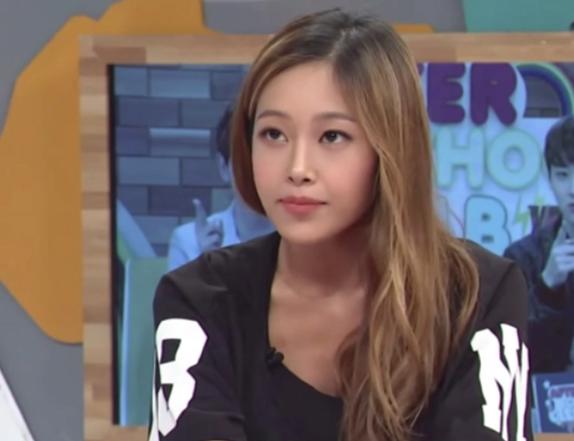 有網友翻出Jessi早期整形前出席活動的照片。 圖：翻攝自論壇enuri