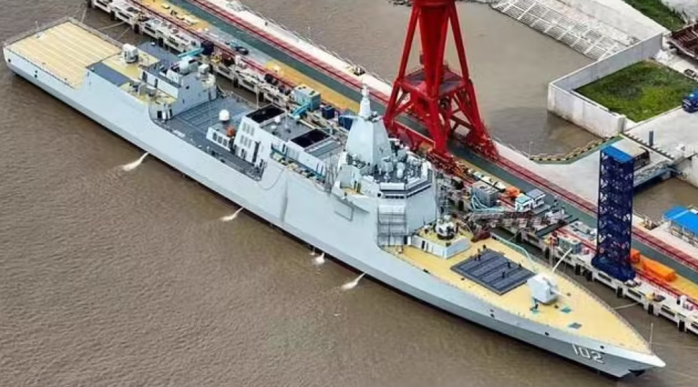 中國今 ( 2023 ) 年國防預算編列約合新台幣 6.8 兆，而解放軍055型萬噸驅逐艦造價約為265億，可見中國軍事預算費用龐大。 圖: 翻攝自中國《騰訊新聞》軍事評論「迷彩虎」