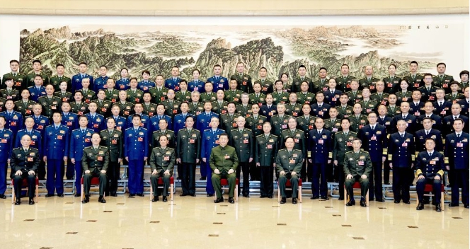 中國國家主席習近平著軍裝，在兩會中與武警與解放軍代表開會，並在會後合影。 圖 : 翻攝自新華網