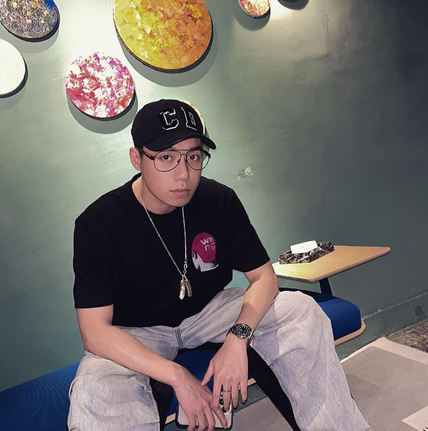 昨(8)日Toyz在直播中嗆館長推出新產品時都有固定的套路。 圖：翻攝自Toyz IG
