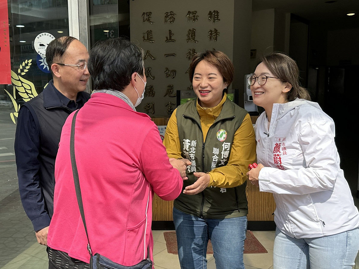 黃淑君及顏蔚慈呼籲市民應注意家中長輩，在身上攜帶愛心手鍊。 圖：新北市議員黃淑君提供