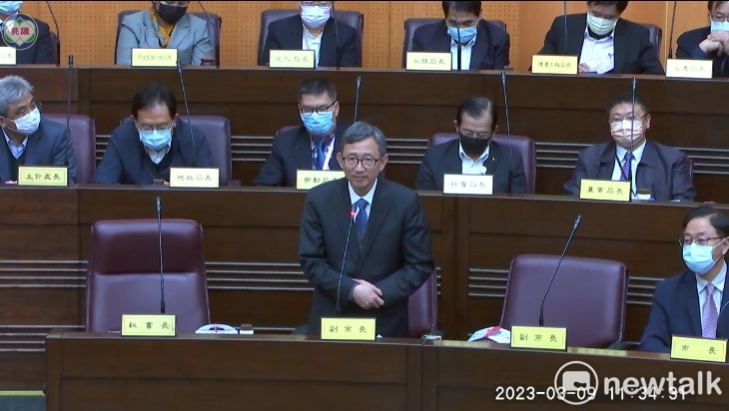 桃園市副市長王明鉅致歉表示，自己的秘書經驗不足判斷失準，做得不好向大家道歉，也保證以後絕對不會再犯。 圖：林昀真／攝