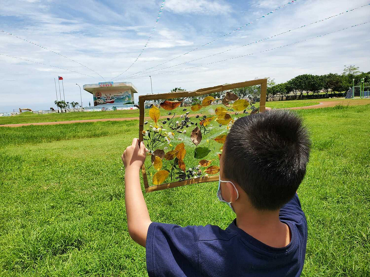 幼兒以展示畫框的概念感受石門日常生活中的美。 圖：新北市教育局提供
