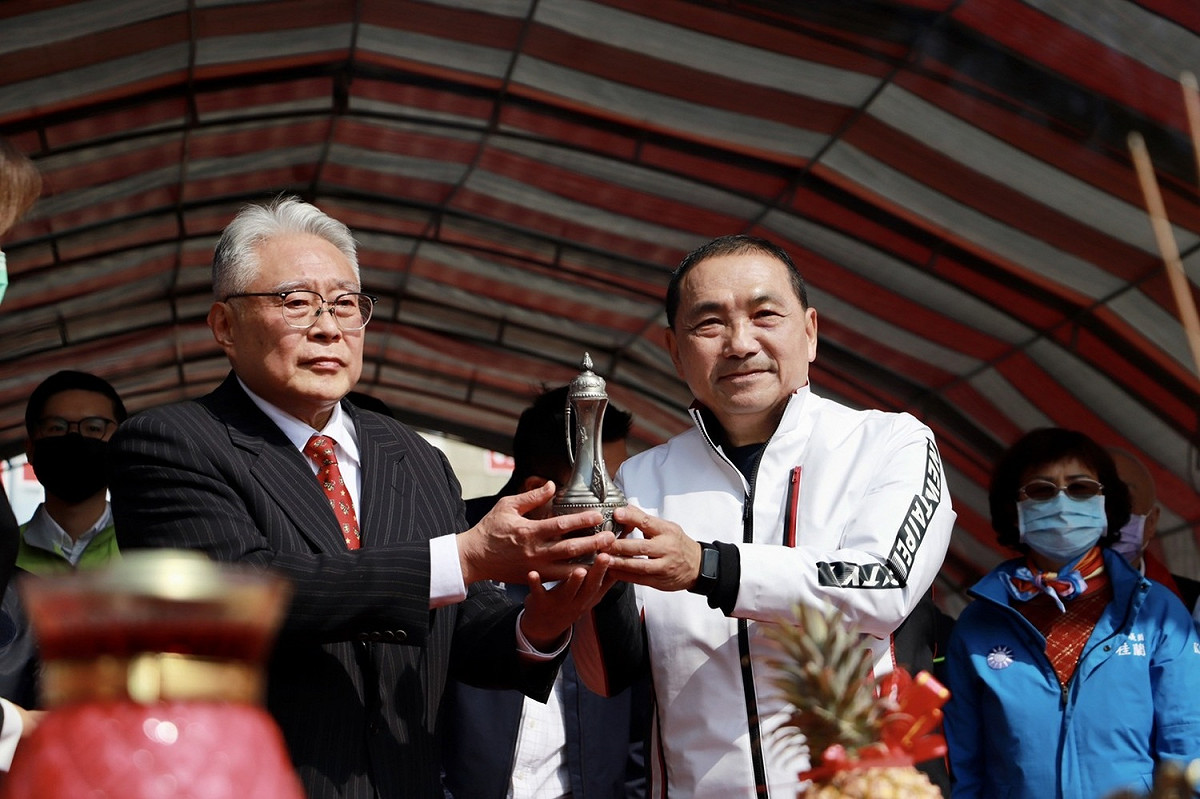 侯友宜出席「新北市湧蓮寺慈善公益大樓」開工典禮，與湧蓮寺主委陳宏昌（左）祈福工程開工順利。 圖：新北市工務局／提供