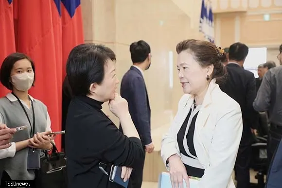 盧秀燕今（9）日赴行政院會向經濟部長王美花（右）建言。 圖 : 台中市政府提供