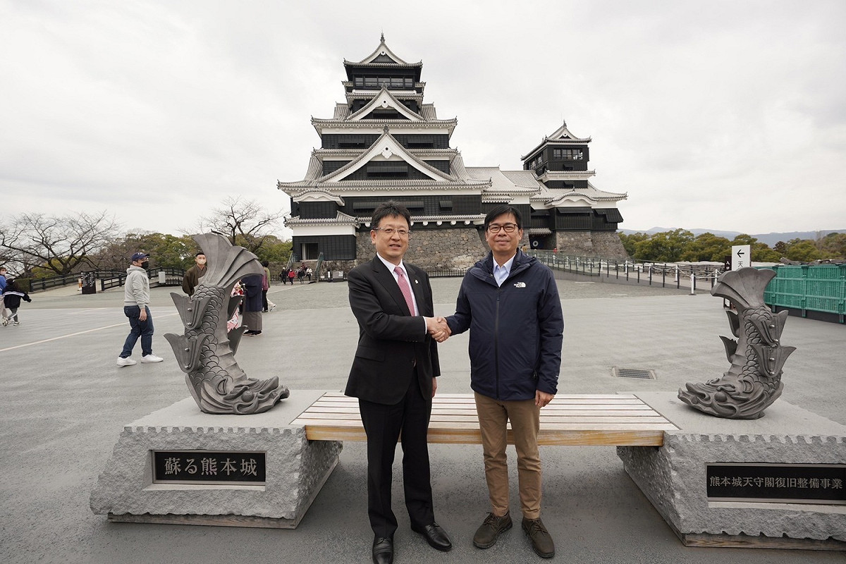 陳其邁(右)與大西一史在天守閣前握手。 圖：高雄市觀光局/提供
