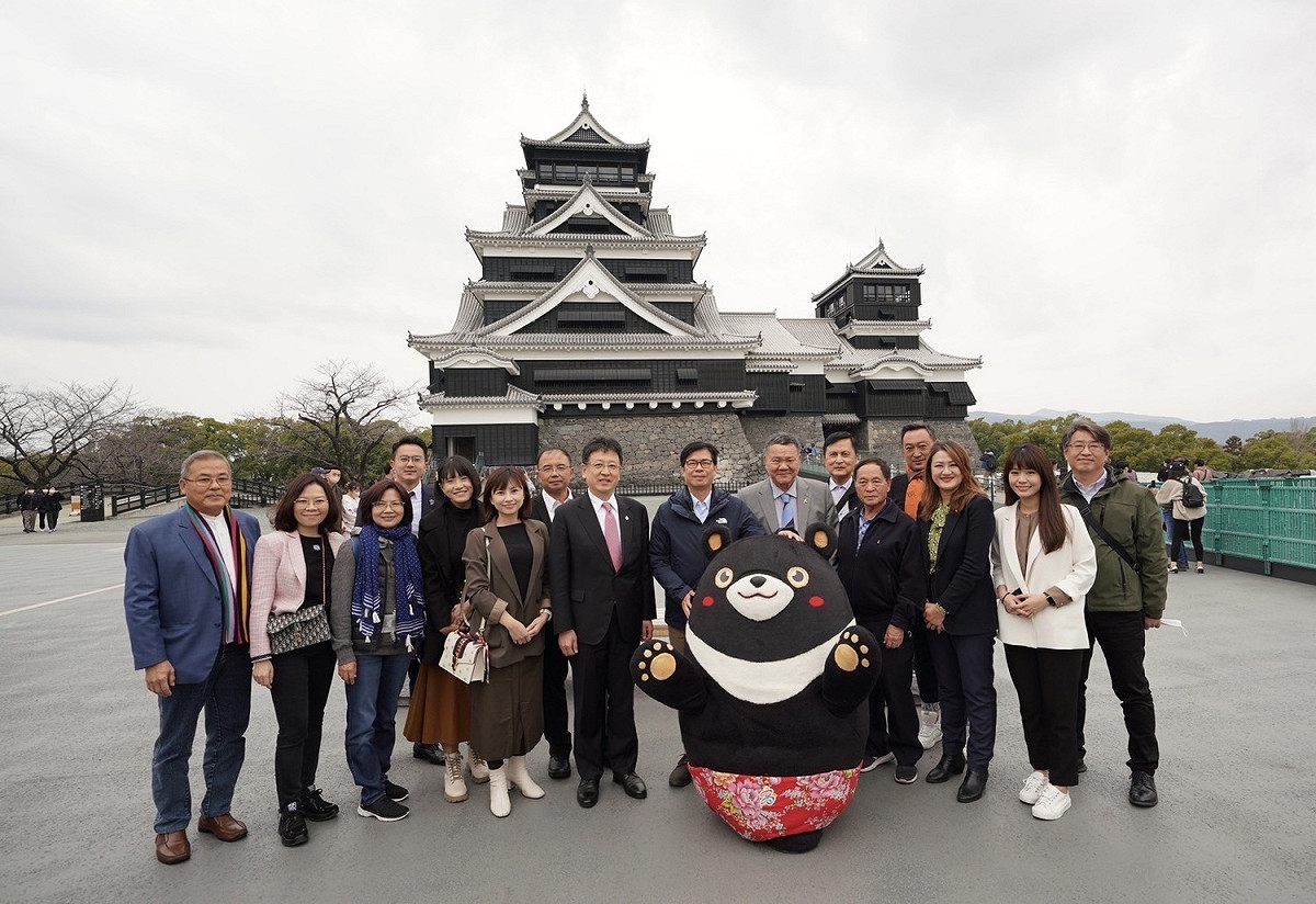 陳其邁與市府訪團在天守閣前留影。 圖：高雄市觀光局/提供