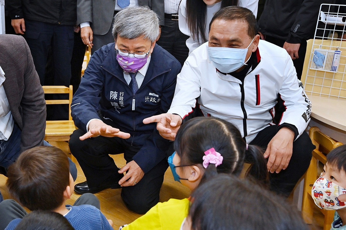 行政院長陳建仁今（9）日下午視察林口世大運選手村社會住宅，新北市長侯友宜也盡地主之誼陪同。 圖：行政院提供