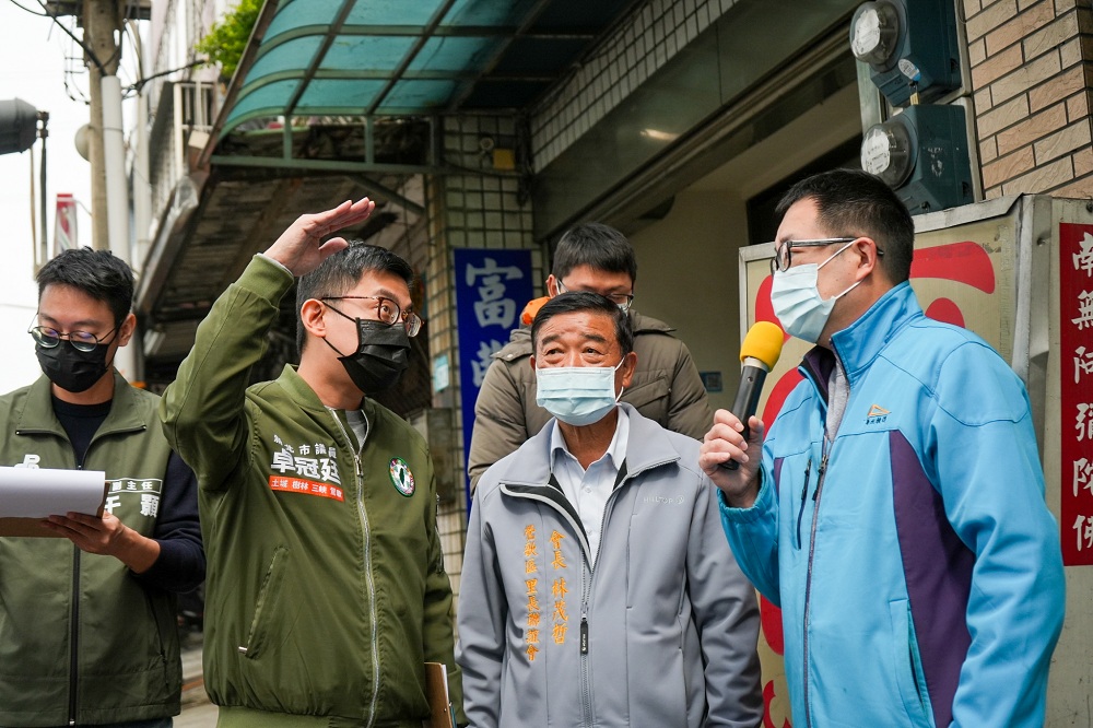 新北市議員卓冠廷與鶯歌永吉里長林茂哲邀請新北市捷運工程局、交通局、養工處、鶯歌區公所、新北市警察局三峽分局等各局處單位前往捷運三鶯線鶯桃路沿線會勘。 圖：新北市議員卓冠廷辦公室提供