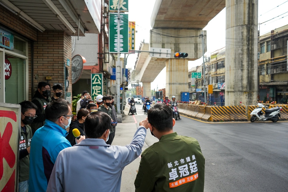新北市議員卓冠廷與鶯歌永吉里長林茂哲邀請新北市捷運工程局、交通局、養工處、鶯歌區公所、新北市警察局三峽分局等各局處單位前往捷運三鶯線鶯桃路沿線會勘。 圖：新北市議員卓冠廷辦公室提供