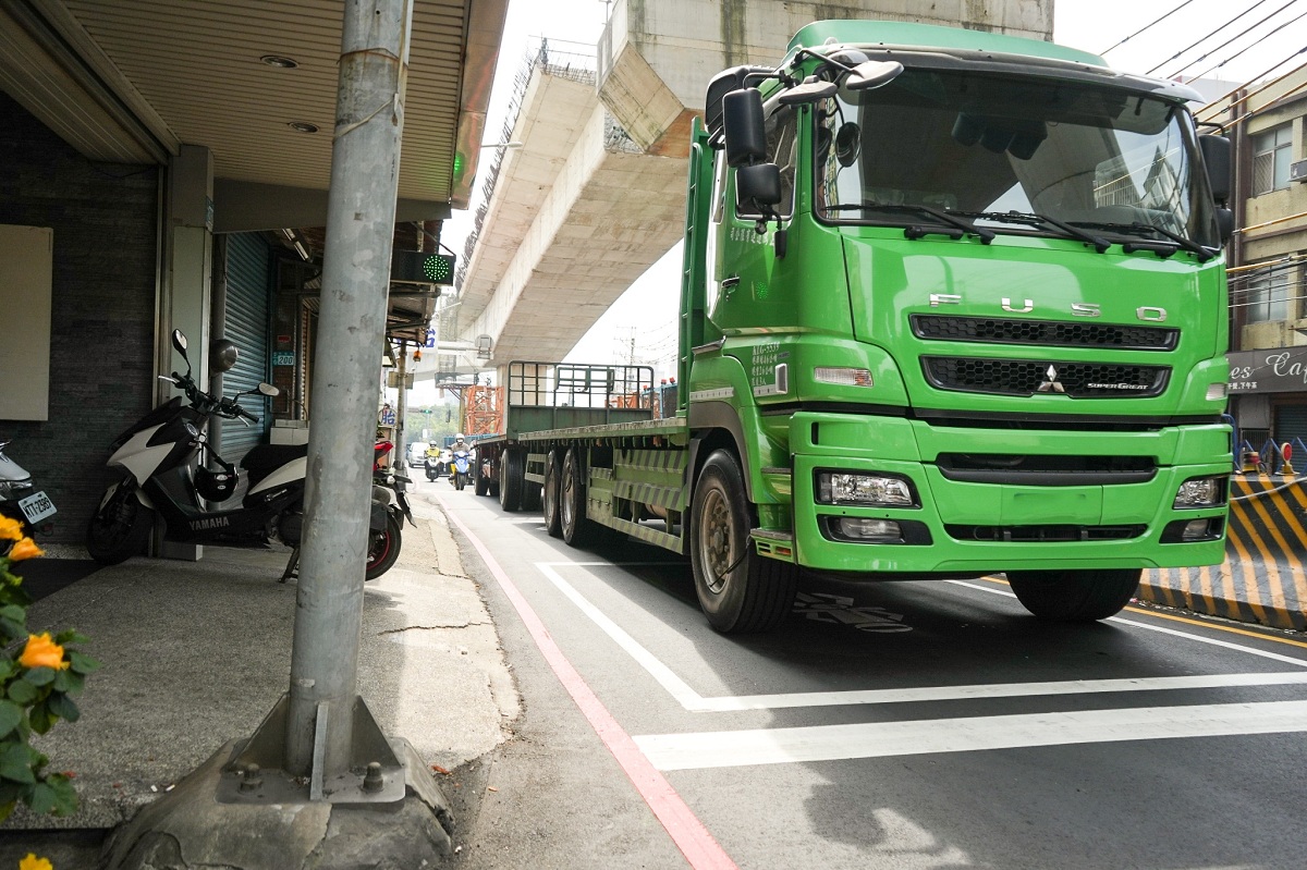 鶯桃路一帶因為捷運三鶯線行經，本來就已經狹窄的道路被施工圍籬擋起來後變得更窄。 圖：新北市議員卓冠廷辦公室提供