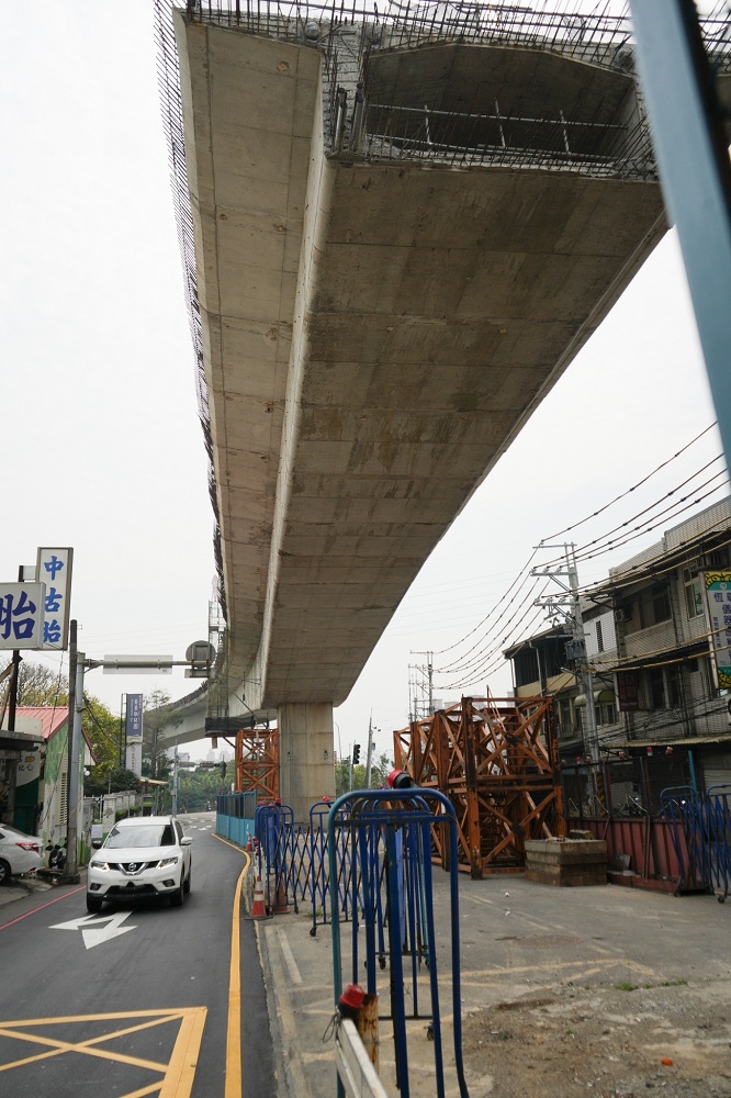 鶯桃路一帶因為捷運三鶯線行經，本來就已經狹窄的道路被施工圍籬擋起來後變得更窄。 圖：新北市議員卓冠廷辦公室提供