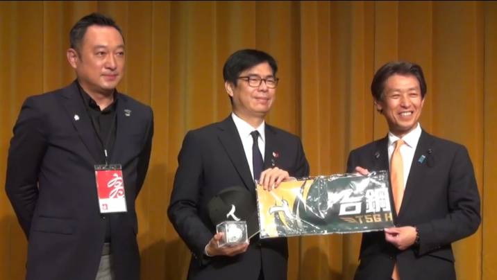 陳其邁(中)準備高雄職棒隊「台鋼雄鷹」周邊商品致贈溝口幸治(右)。 圖：高雄市政府/提供