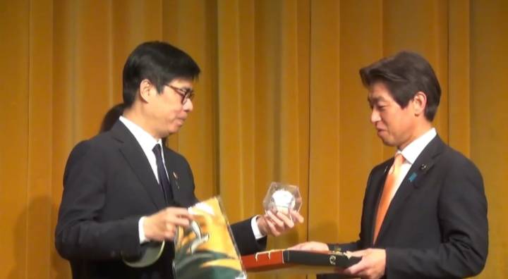 溝口幸治(右)看到陳其邁送的職棒周邊商品發出驚呼聲。 圖：高雄市政府/提供