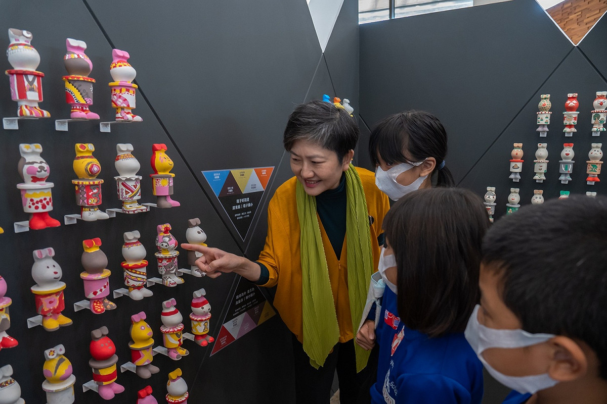 高美館館長李玉玲(左一)陪小朋友參觀《感動兔》特展。 圖：高雄市立美術館/提供