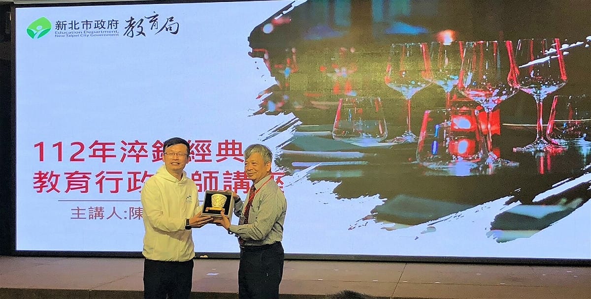 教育局長張明文（左）表示，感謝前教育部政務次長陳德華（右）蒞臨，提供多元視角，延展私立學校視野。 圖：新北市教育局提供
