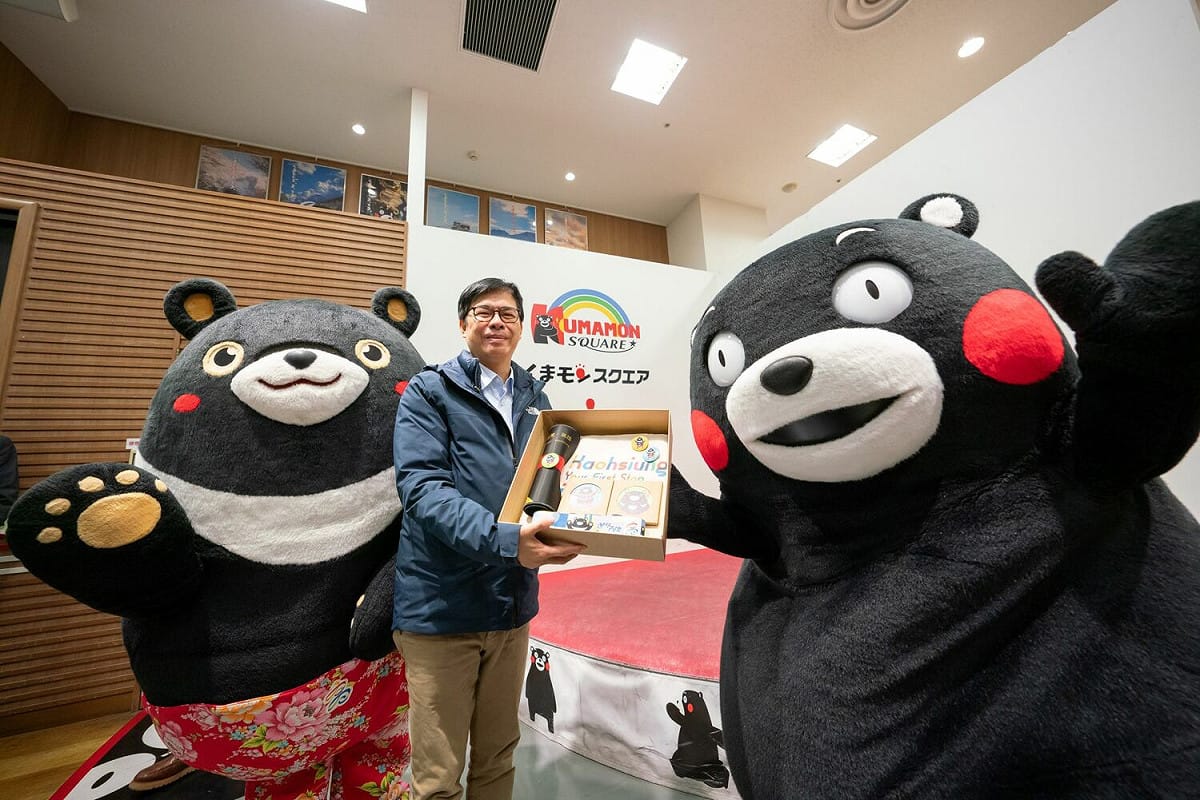 陳其邁(中)攜高雄熊(左)提前為熊本熊慶生。 圖：高雄市觀光局/提供