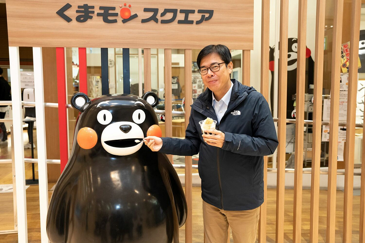 陳其邁(右)作勢餵食熊本熊冰淇淋。 圖：高雄市觀光局/提供