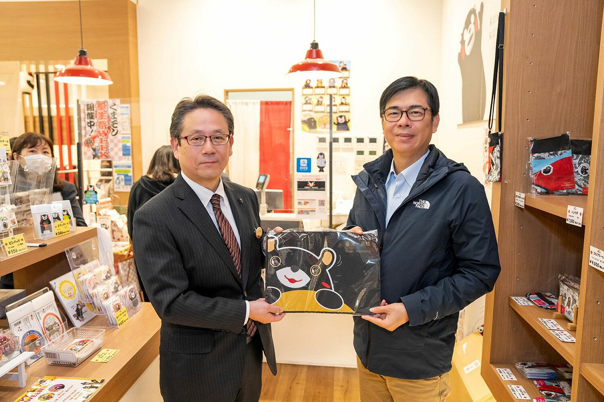 陳其邁(右)贈送高雄熊禮品給熊本縣觀光戰略部長原山明博。 圖：高雄市觀光局/提供