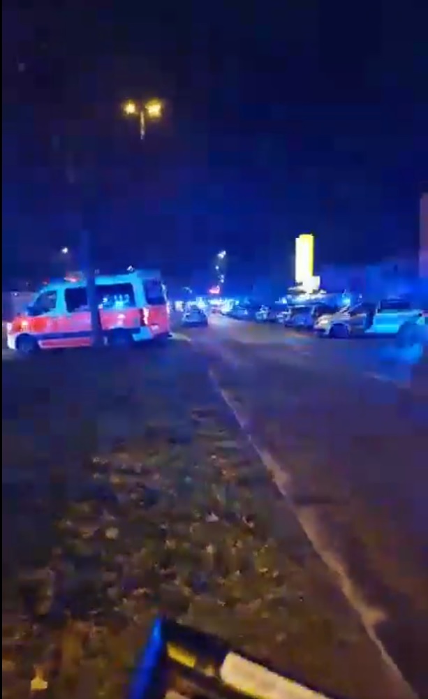 德國北部城市漢堡的一個耶和華見證人會議廳，當地時間9日晚點9時左右發生搶擊案，警方火速趕到現場，但已有7人死亡。 圖：翻攝自Visegrád 24推特影片