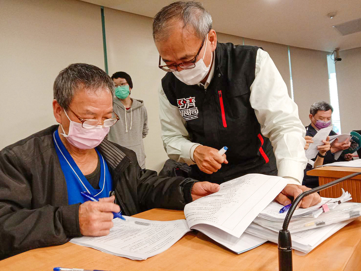 新北市政府為輔導未登記工廠合法轉型，今年起已攜手水利局及消防局開辦4場輔導專班，由專人說明改善計畫書提送注意事項。 圖：新北市經發局提供