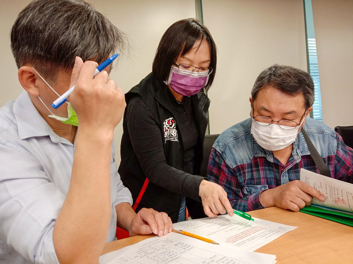 新北市政府手把手全力輔導業者，提供諮詢、輔導、收件等一條龍服務，截至今(10)日改善計畫書已收超過2530件。 圖：新北市經發局提供
