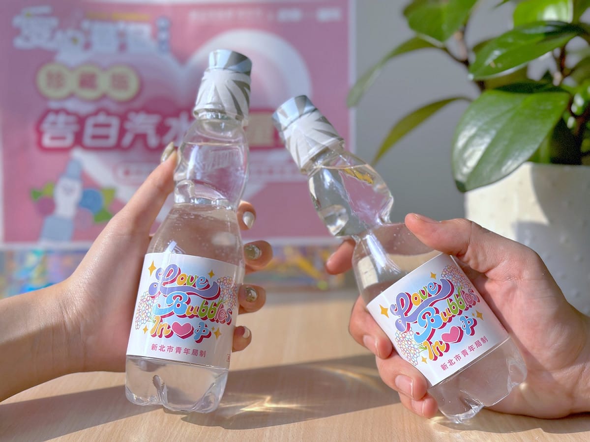 以滿天星為設計主題的白色情人節特別款式，3月11、12日HUG市集青年局攤位等你來收藏。 圖：新北市青年局提供