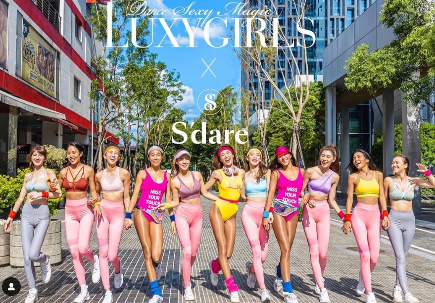 上個月2位LuxyGirls啦啦隊員穿粉色丁字褲在場邊做出「一字馬」動作引起爭議。 圖：翻攝自LuxyGirls IG